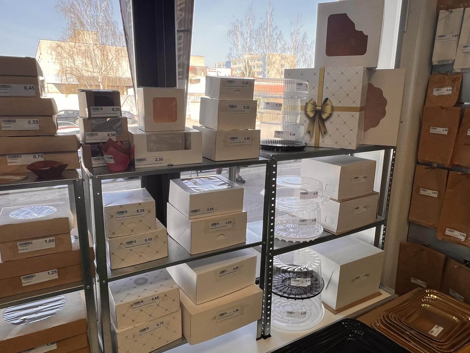 Pakavimo prekės lentynose